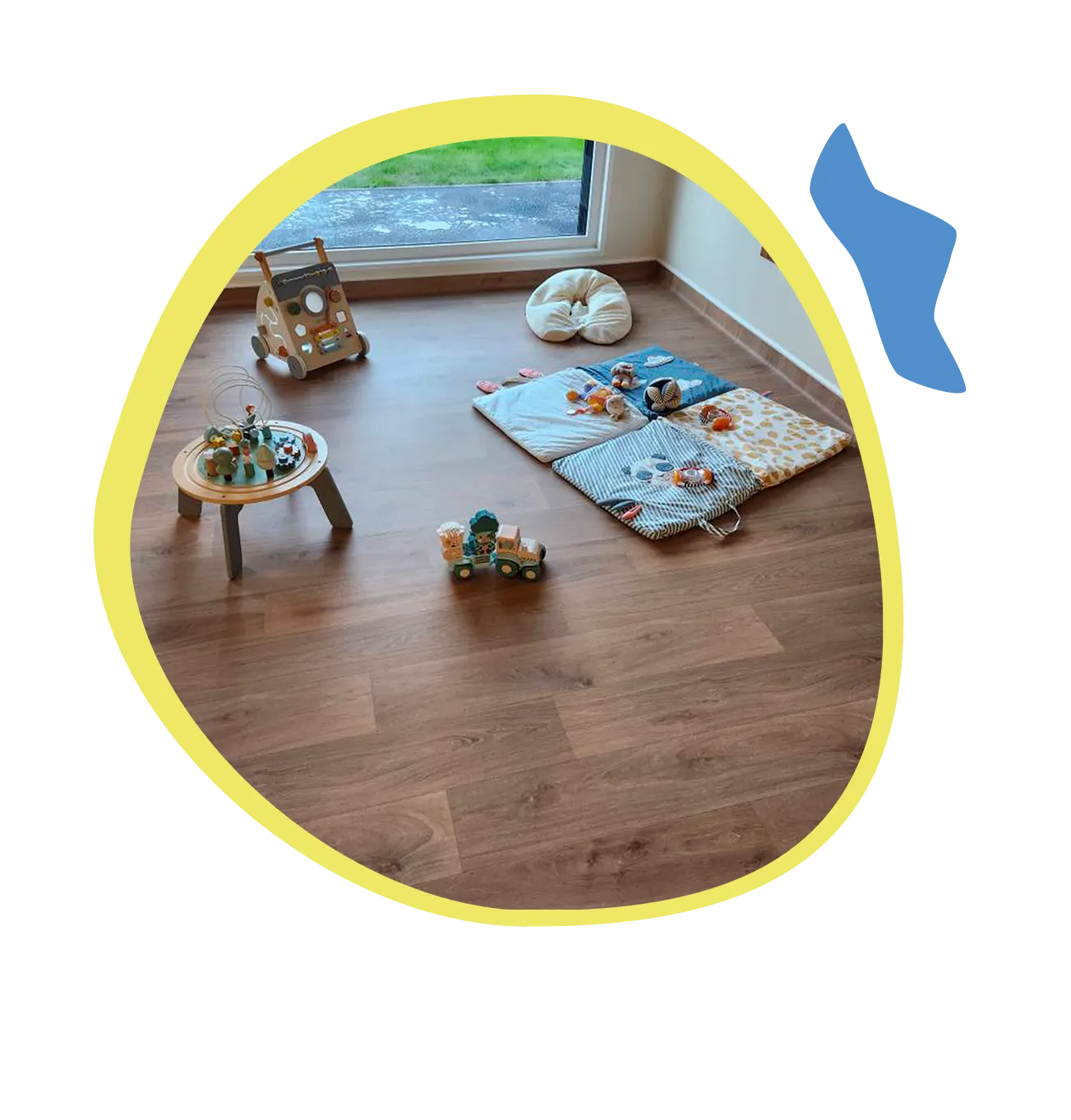 espace d’éveil aménagé pour les enfants à la crèche Les P’tites Hermines