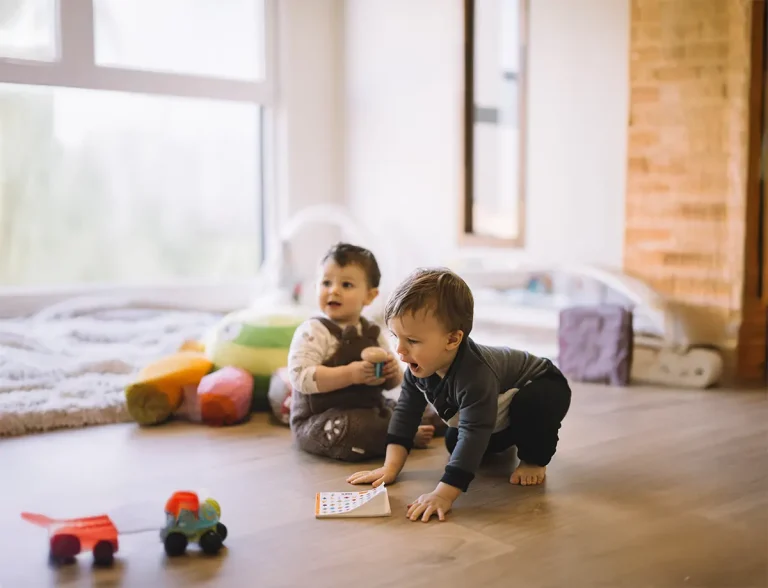 jeunes enfants accueillis dans un espace d’éveil en crèche