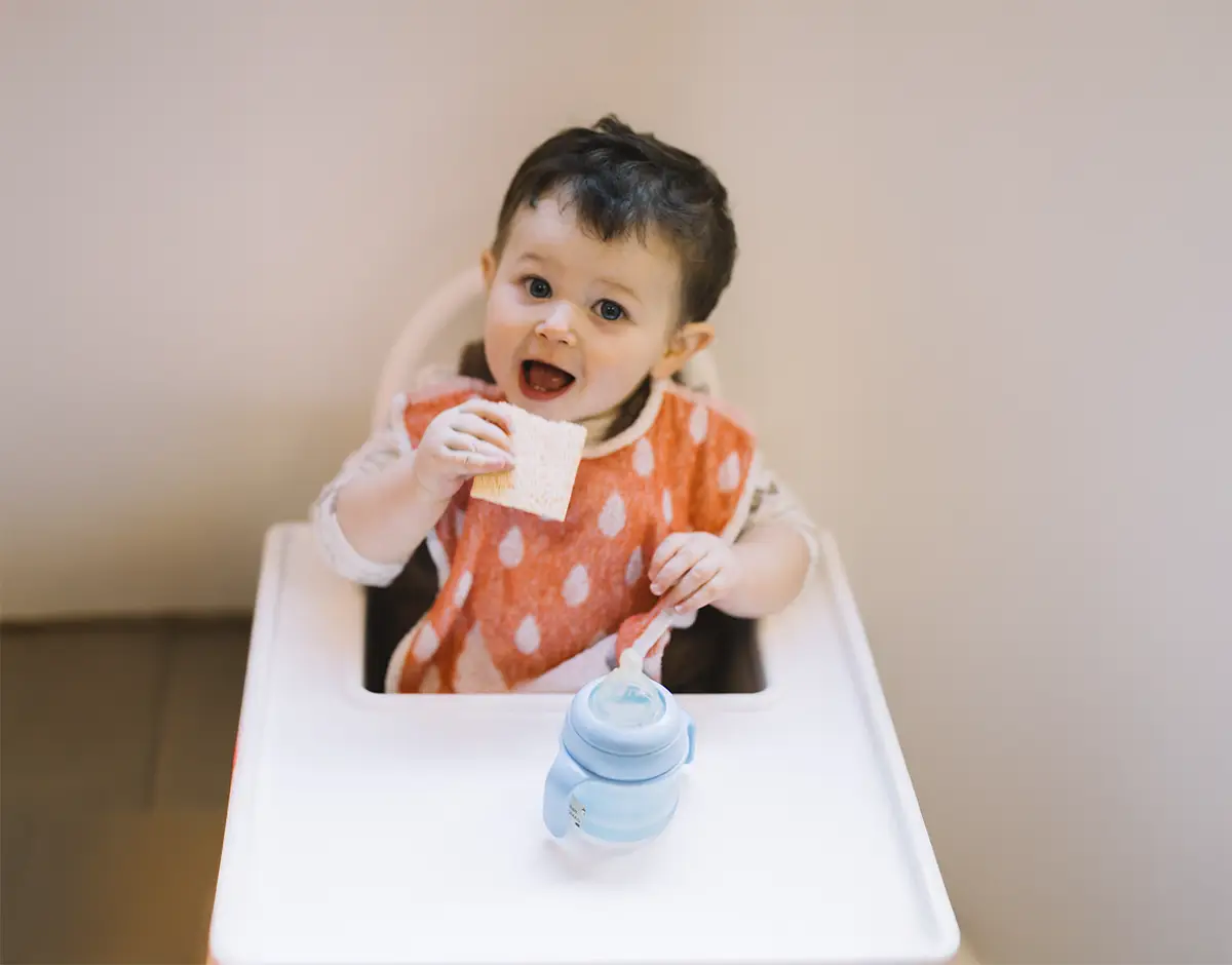 enfant accompagné pendant le repas à la crèche Les P’tites Hermines