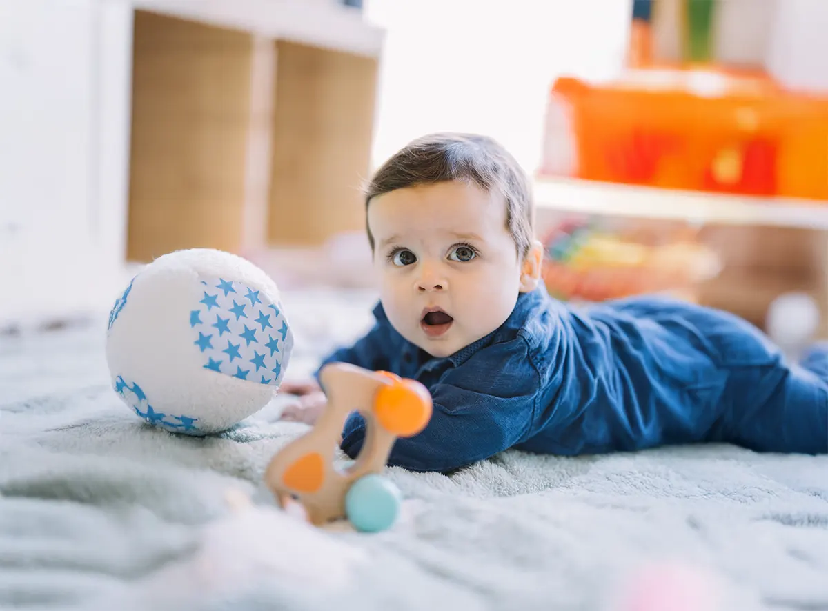 bébé accueilli dans un espace rassurant à la crèche Les P’tites Hermines