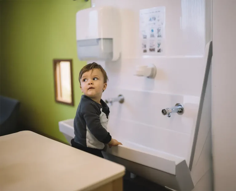 apprentissage des gestes d’hygiène à la crèche Les P’tites Hermine