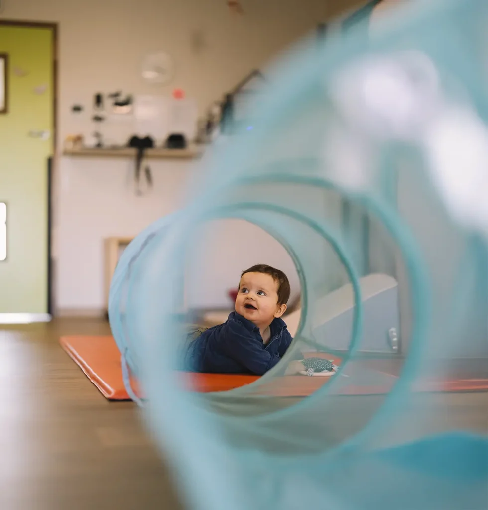 activité de motricité libre pour les jeunes enfants en crèche