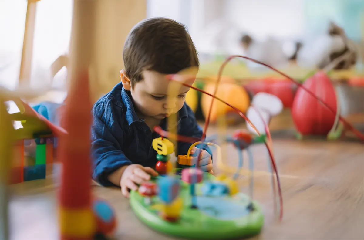 enfant en activité d’éveil à la crèche Les P’tites Hermines