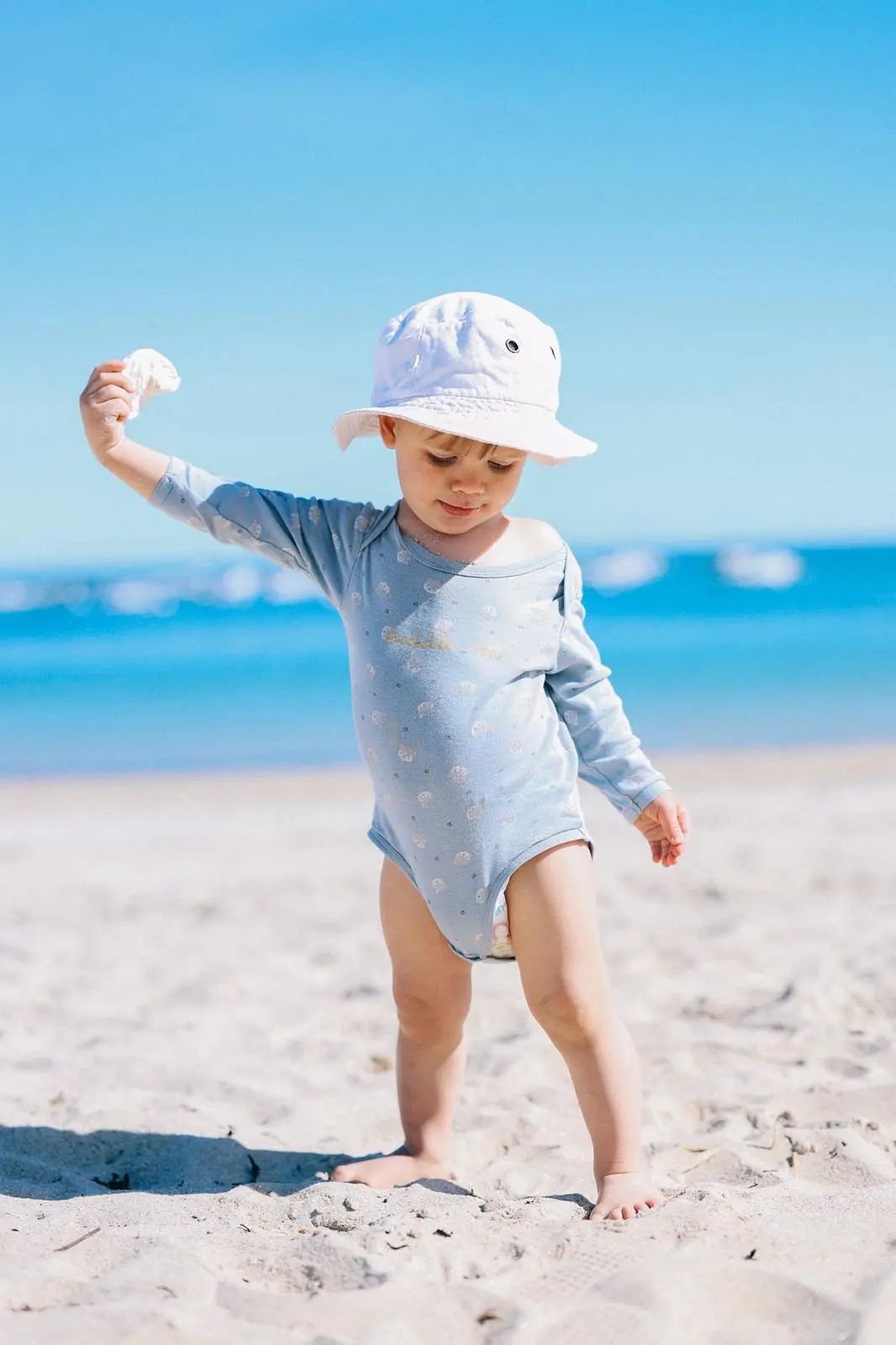 jeune enfant explorant son environnement en toute liberté